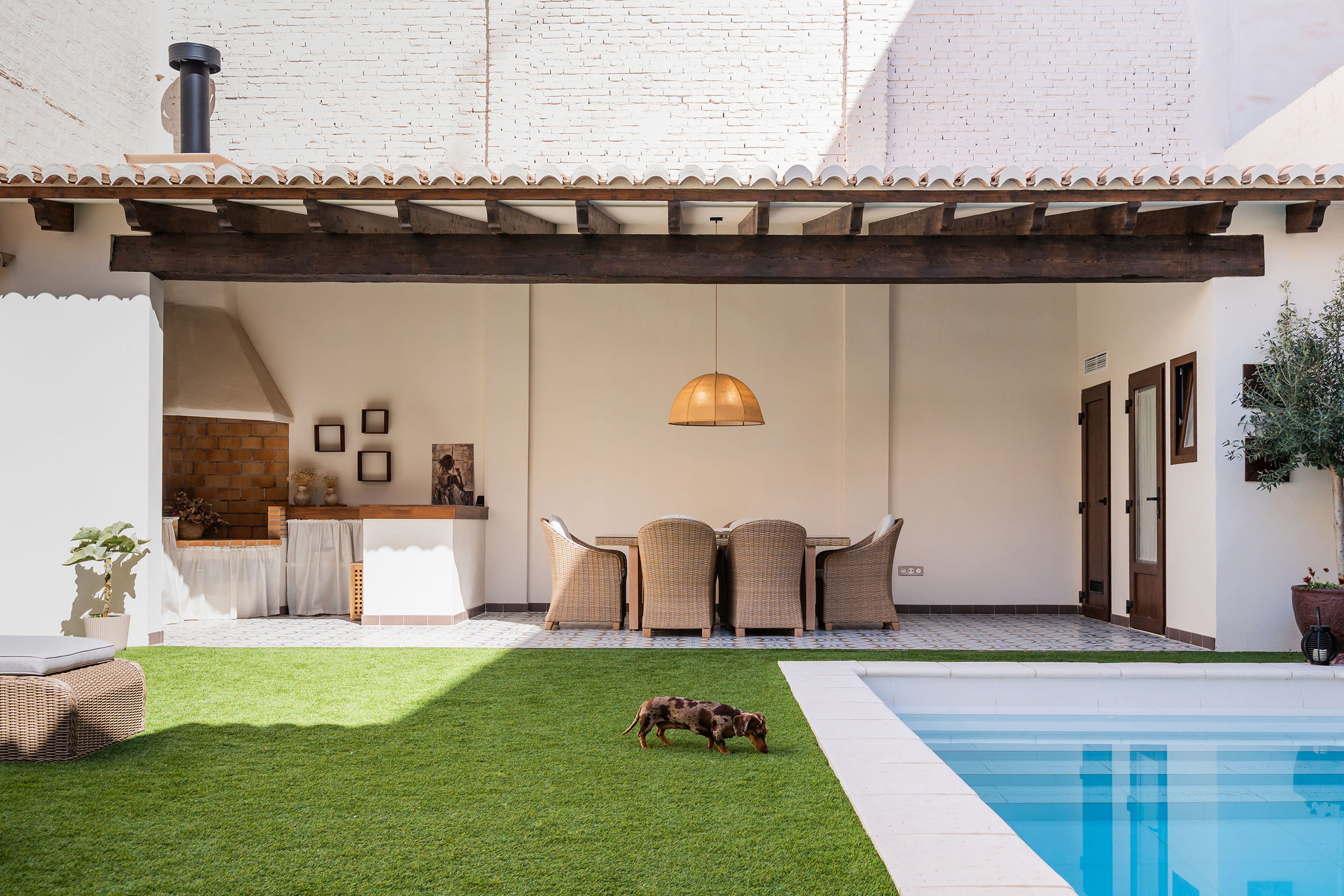 Patio interior de Casa Sofia tras la rehabilitación de la vivienda unifamiliar.