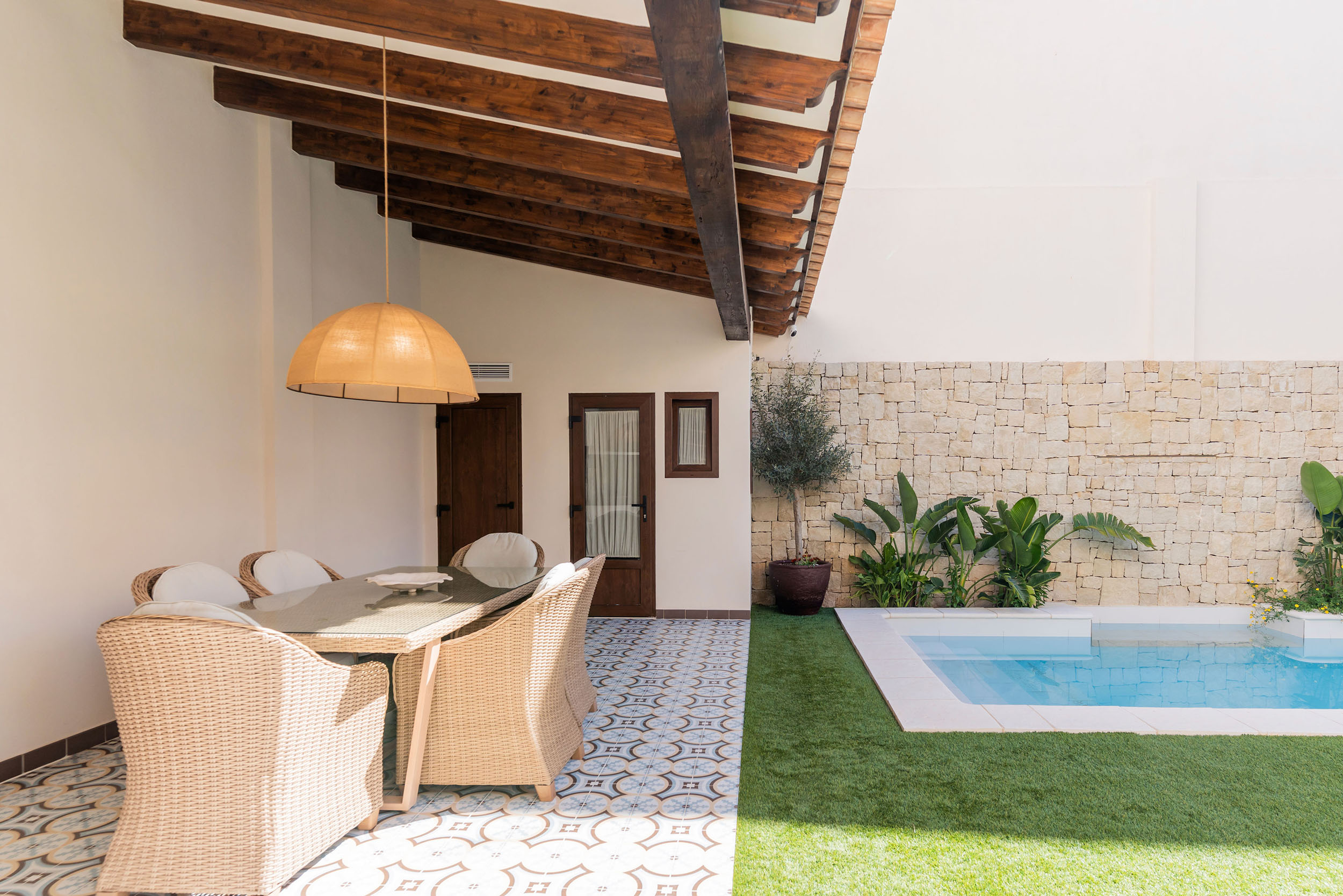 Patio interior de Casa Sofia tras la rehabilitación de la vivienda unifamiliar.